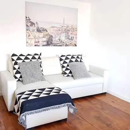 Inloveapartments - Typical Alfama Balcony Apartment